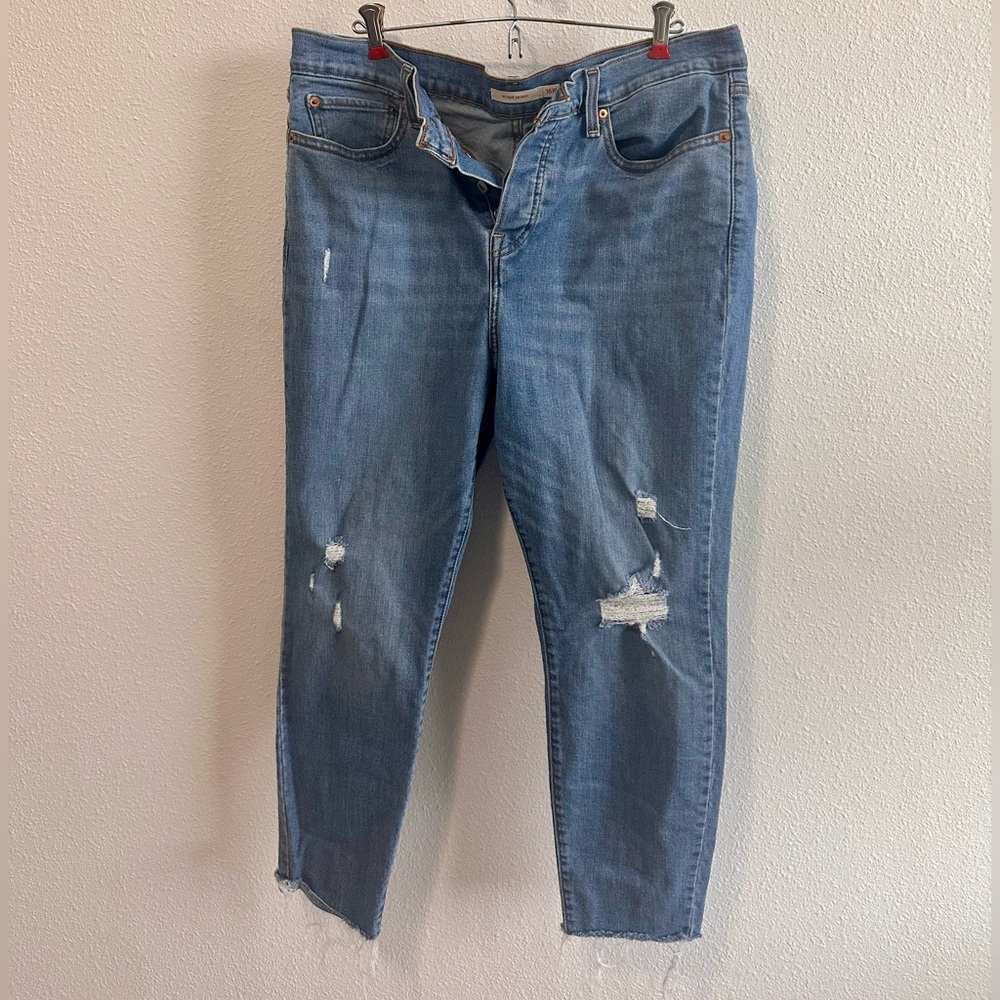 Levi’s • Wedgie Distressed Skinny Jean